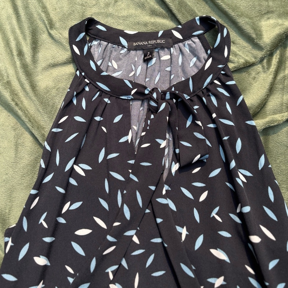 Banana Republic Black Sleeveless Shirt with Leaf Pattern size Small